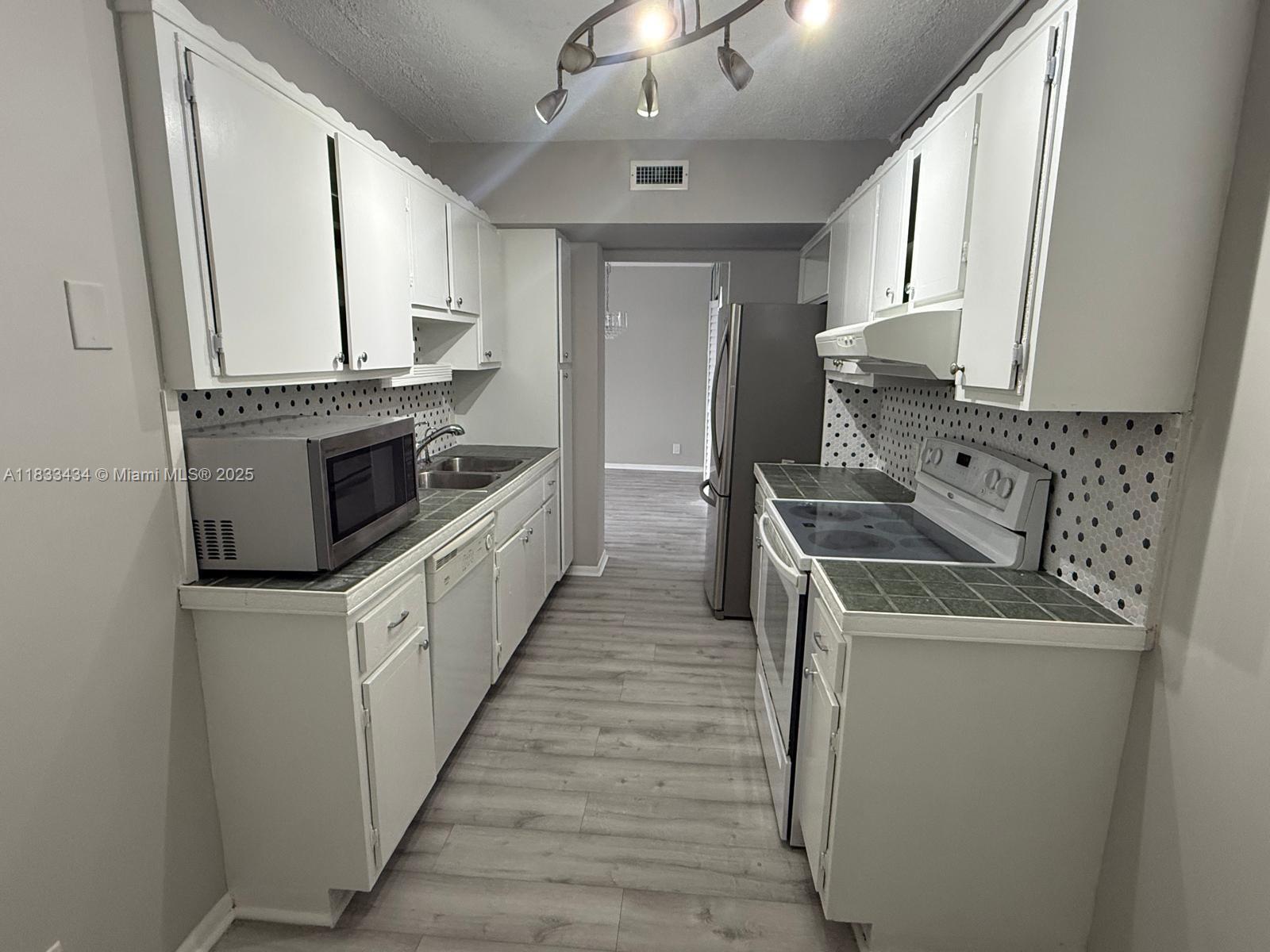 4200 Hillcrest Dr 505 Property Photo 6