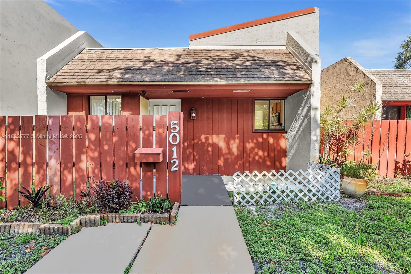 5012 Sw 40 Av 5012 Property Photo