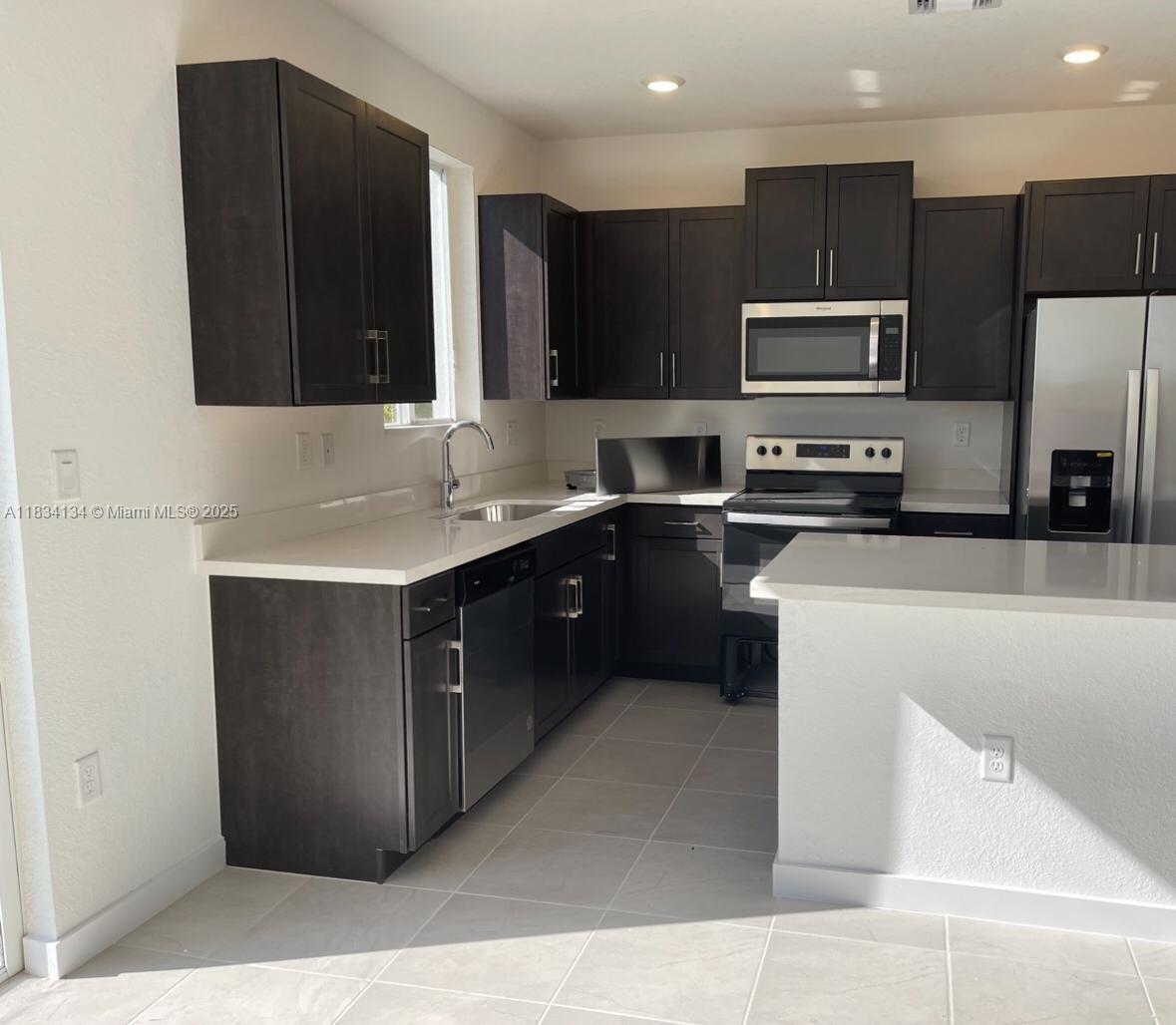 1090 Se 23rd Ave Property Photo 3