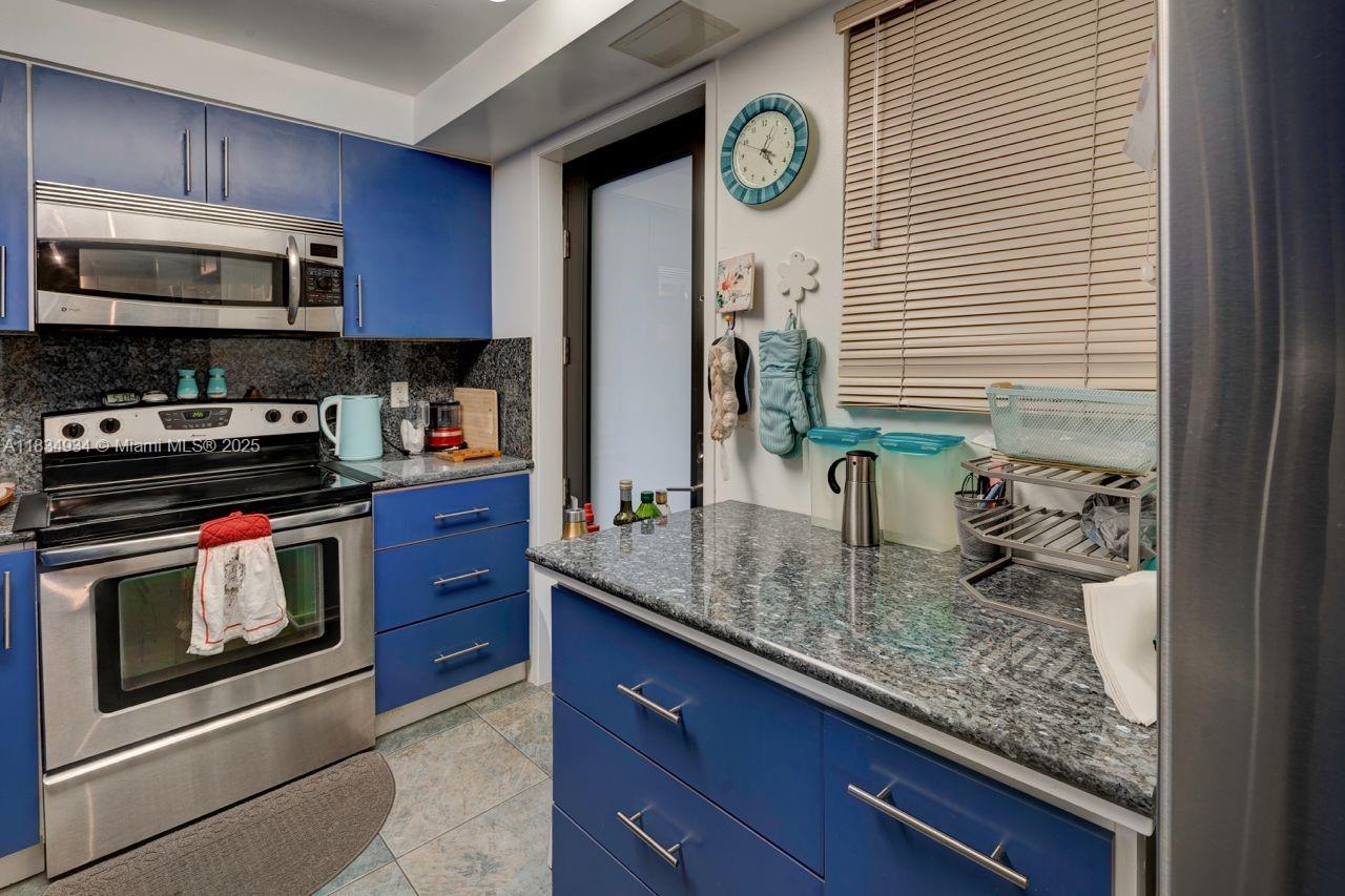 301 Golden Isles Dr 502 Property Photo 3