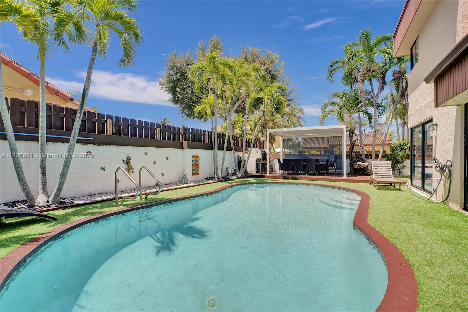 1000 Ne 204 Ln D Property Photo 1