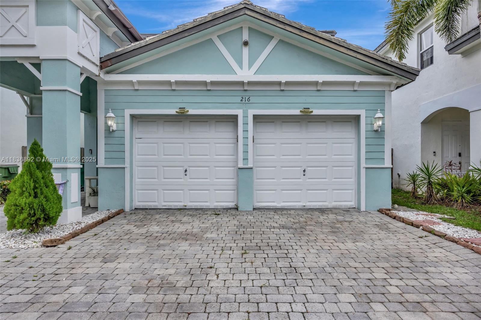 216 Ne 36th Ter Property Photo 4