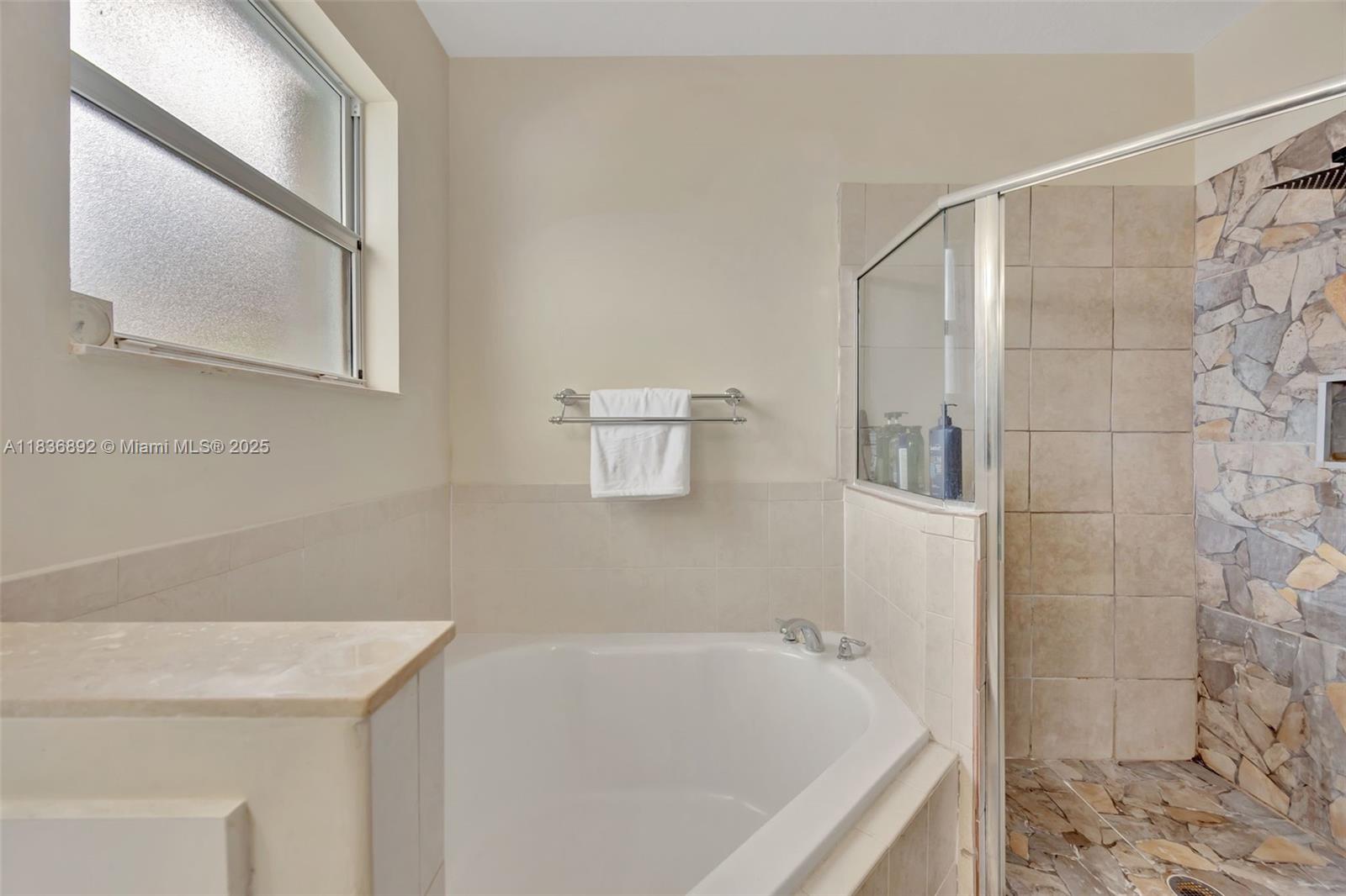 216 Ne 36th Ter Property Photo 29