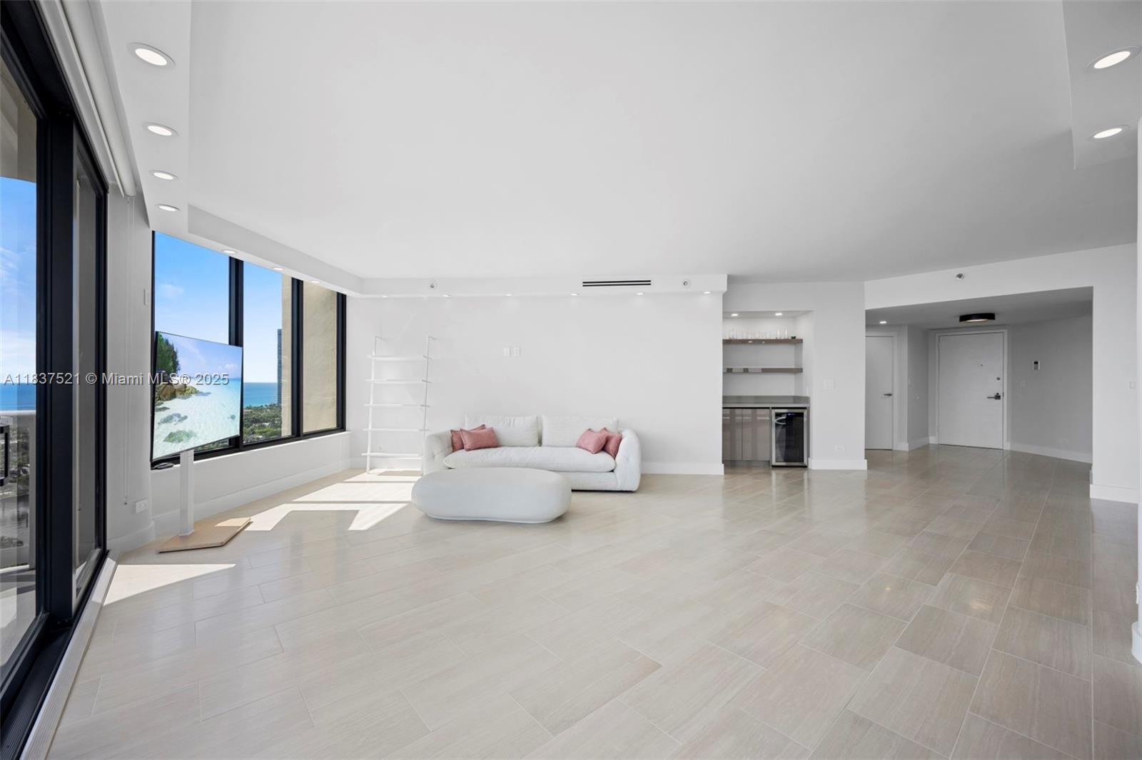 20191 E Country Club Dr 2206 Property Photo 10