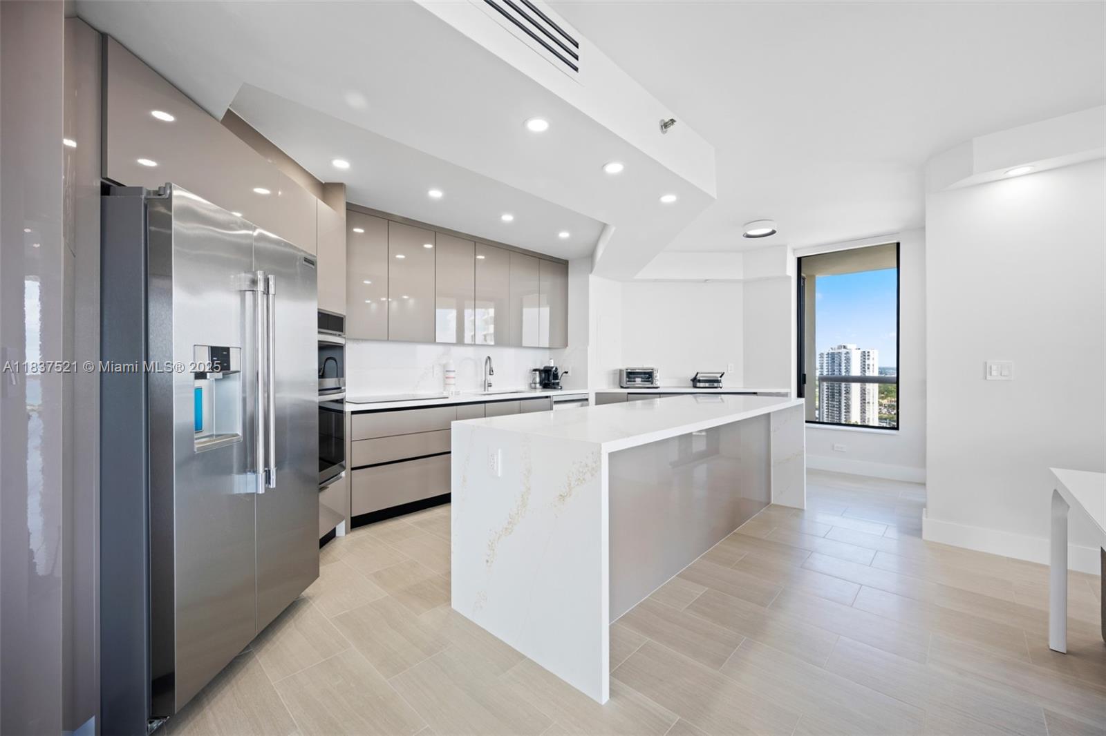 20191 E Country Club Dr 2206 Property Photo 13