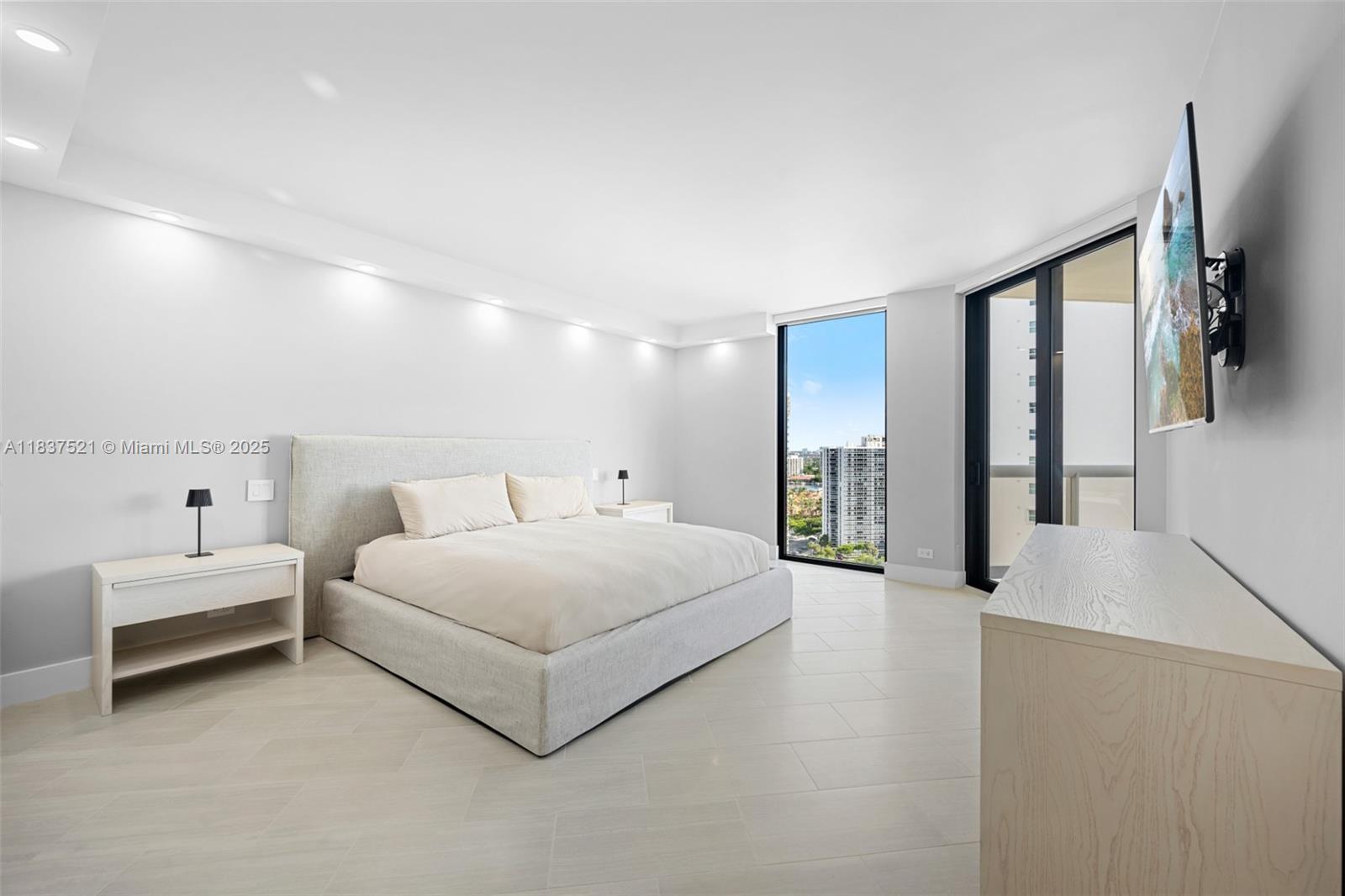 20191 E Country Club Dr 2206 Property Photo 15