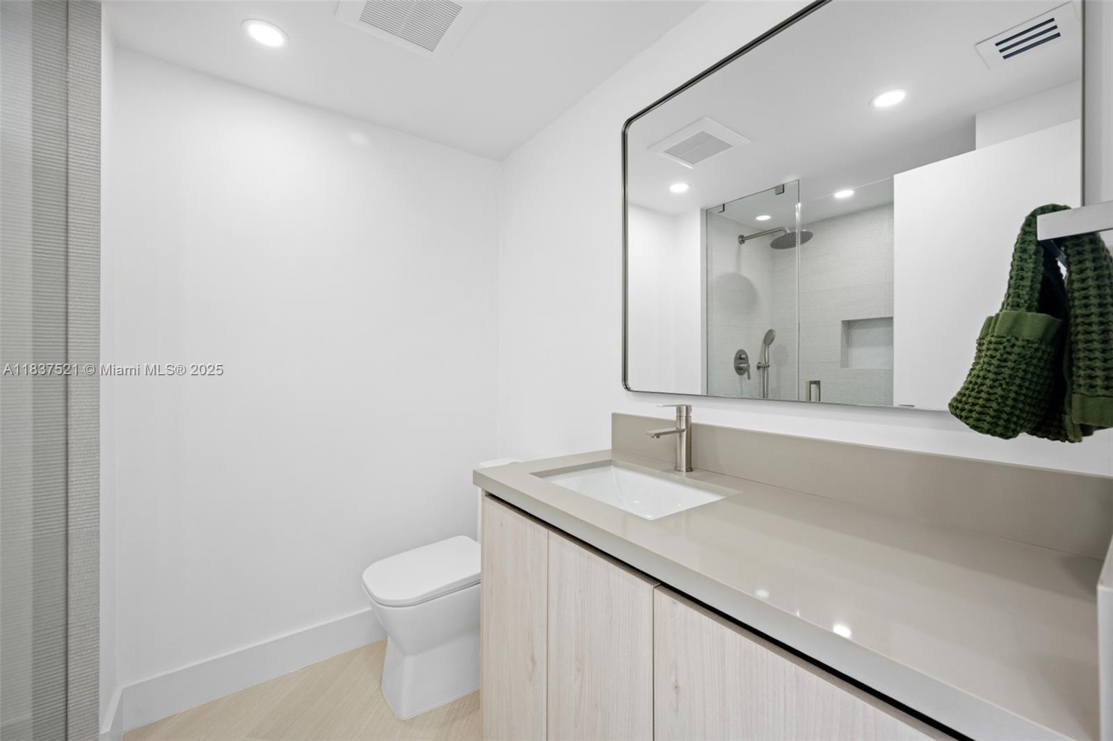 20191 E Country Club Dr 2206 Property Photo 26