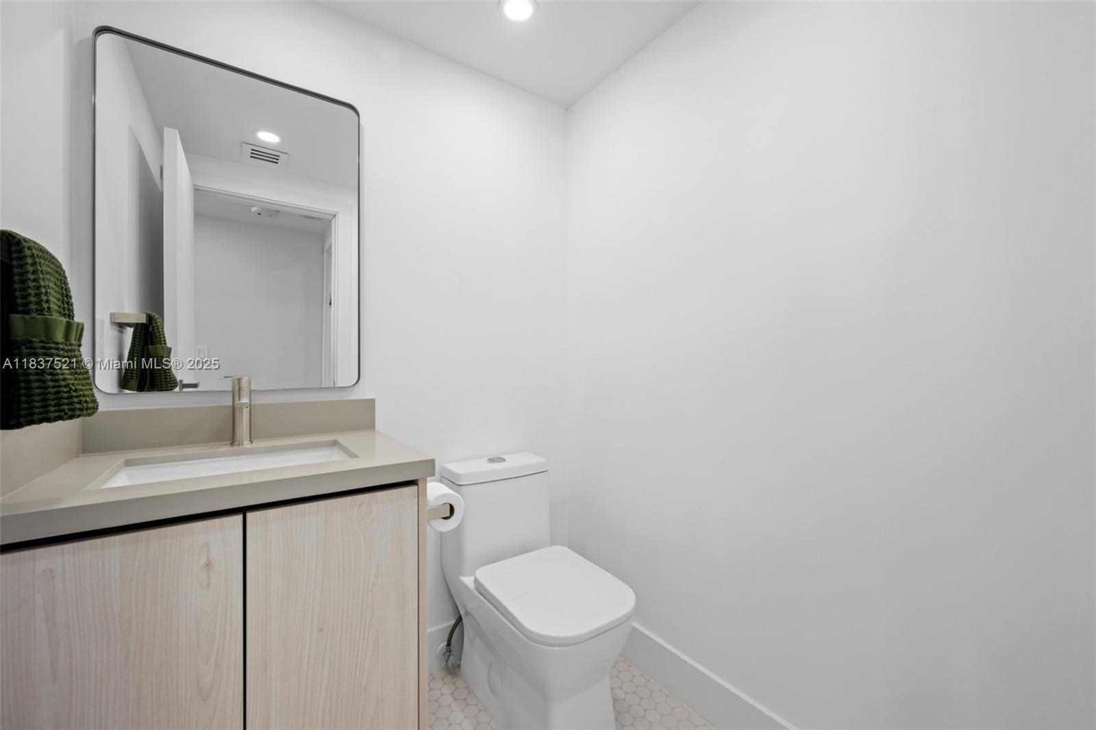 20191 E Country Club Dr 2206 Property Photo 27