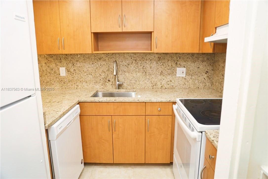 1654 Ne 151st St Property Photo 4