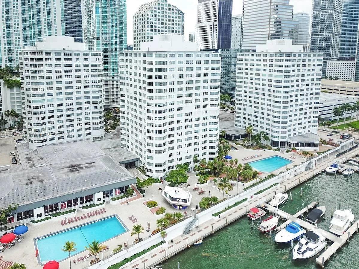 825 Brickell Bay Dr 847 Property Photo 1