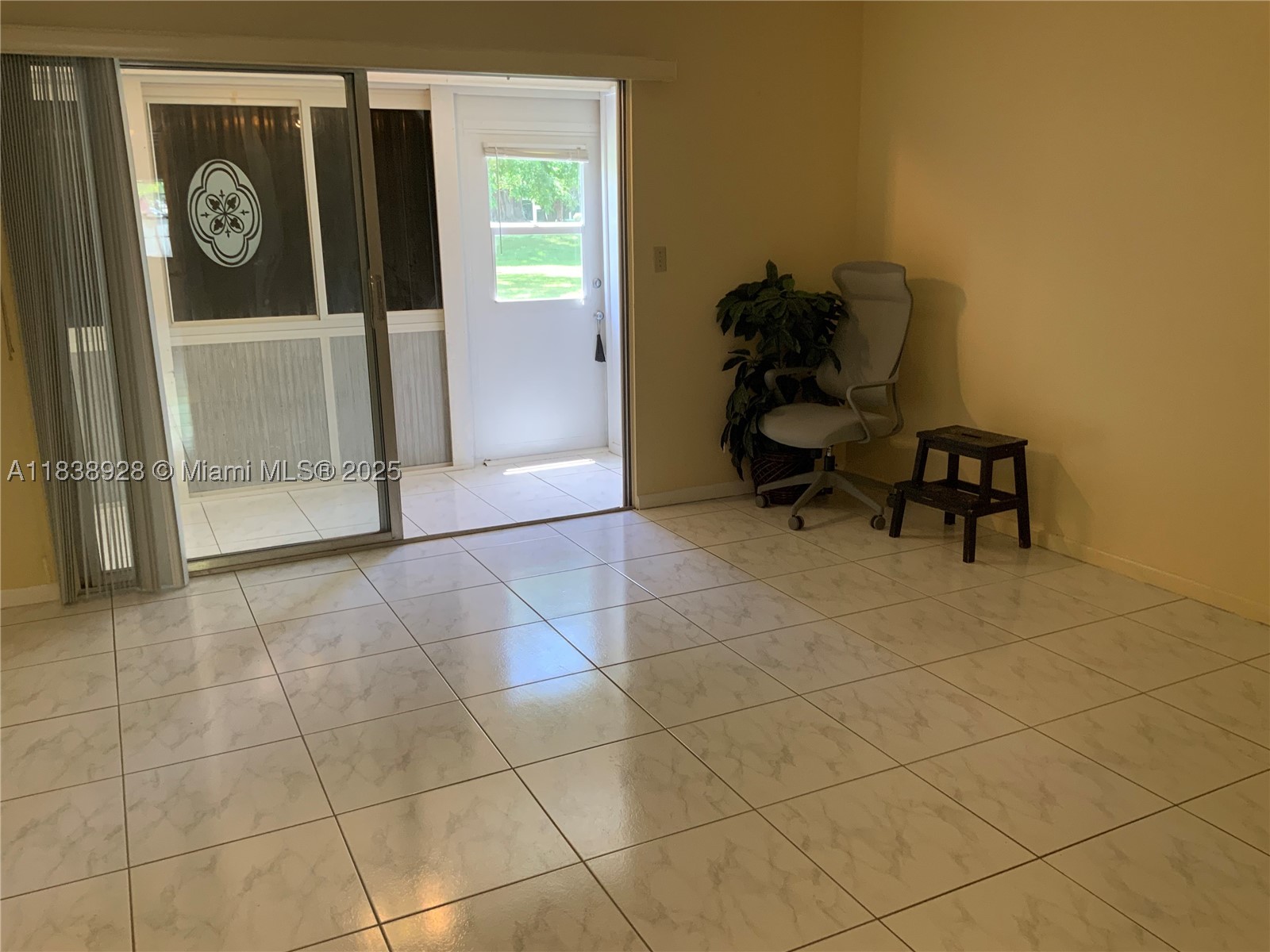 2405 Antigua Cir H1 Property Photo 9