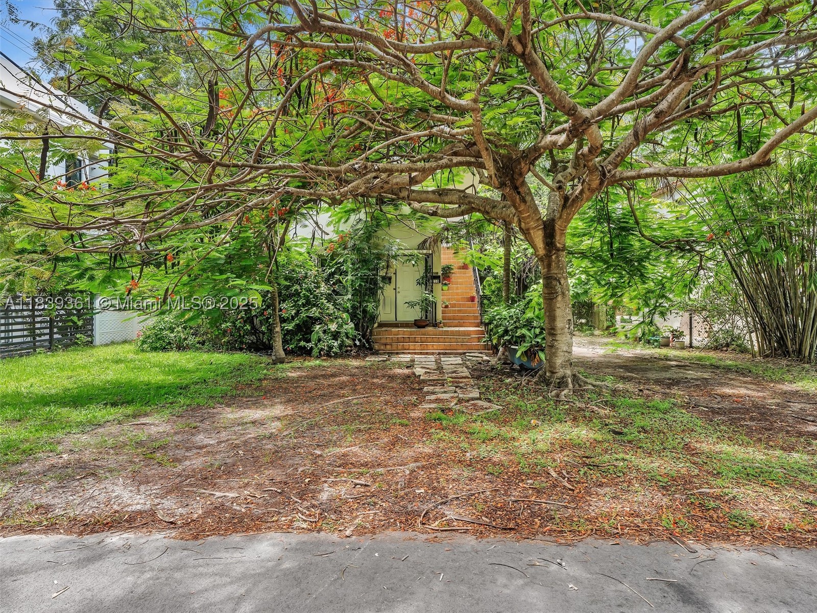 3210 E Elizabeth St Property Photo 4