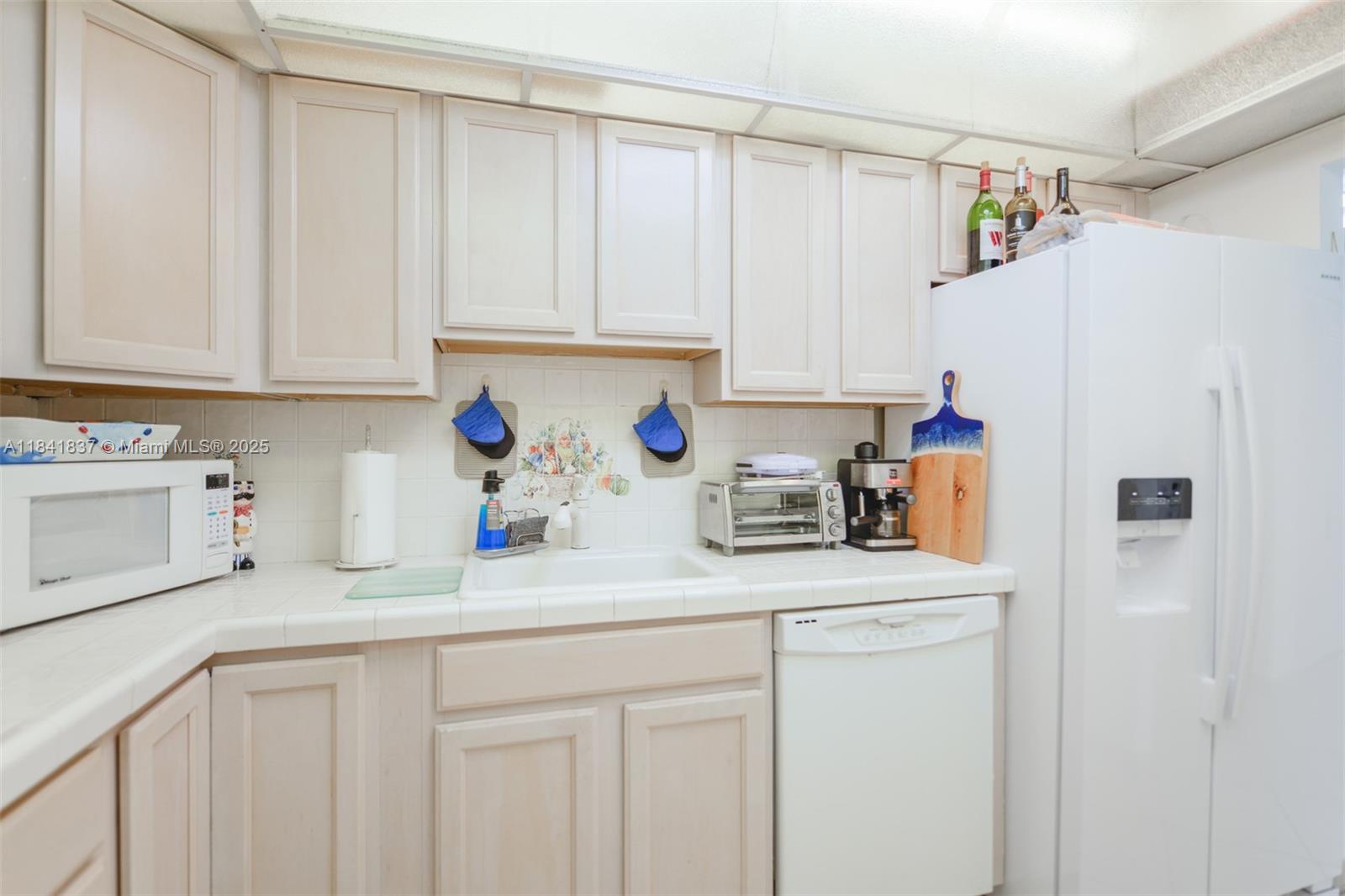 1950 S Ocean Dr 18b Property Photo 15