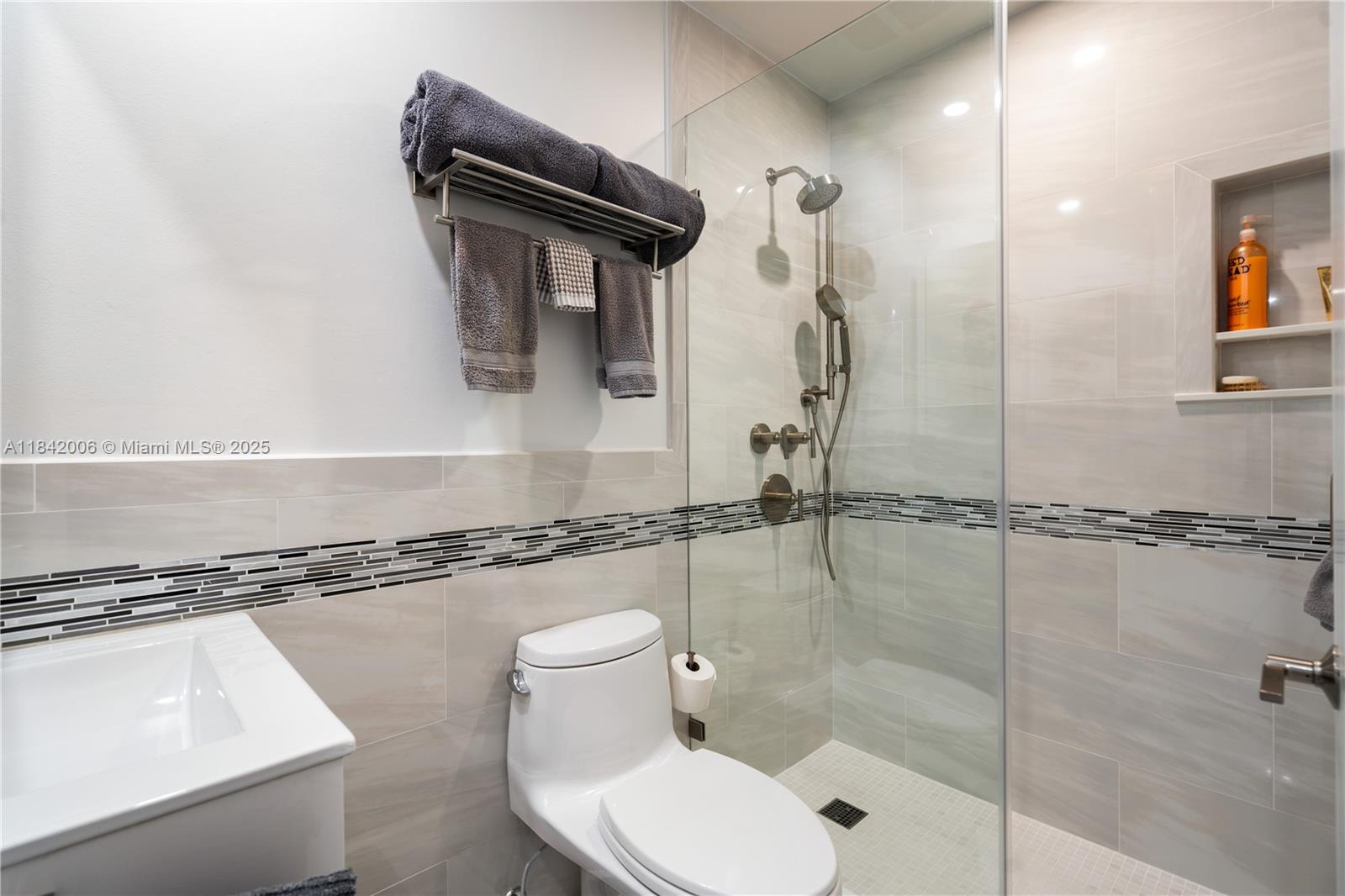 9832 Leeward Property Photo 24