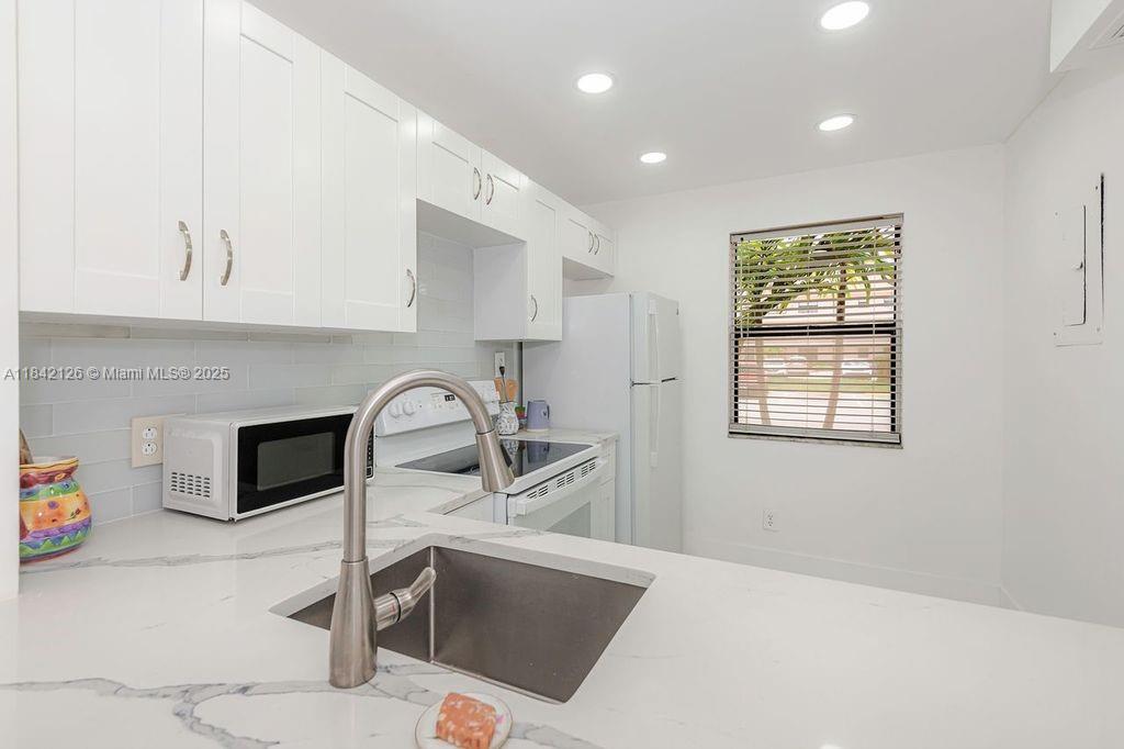 10434 Sunrise Lakes Blvd 109 Property Photo 1