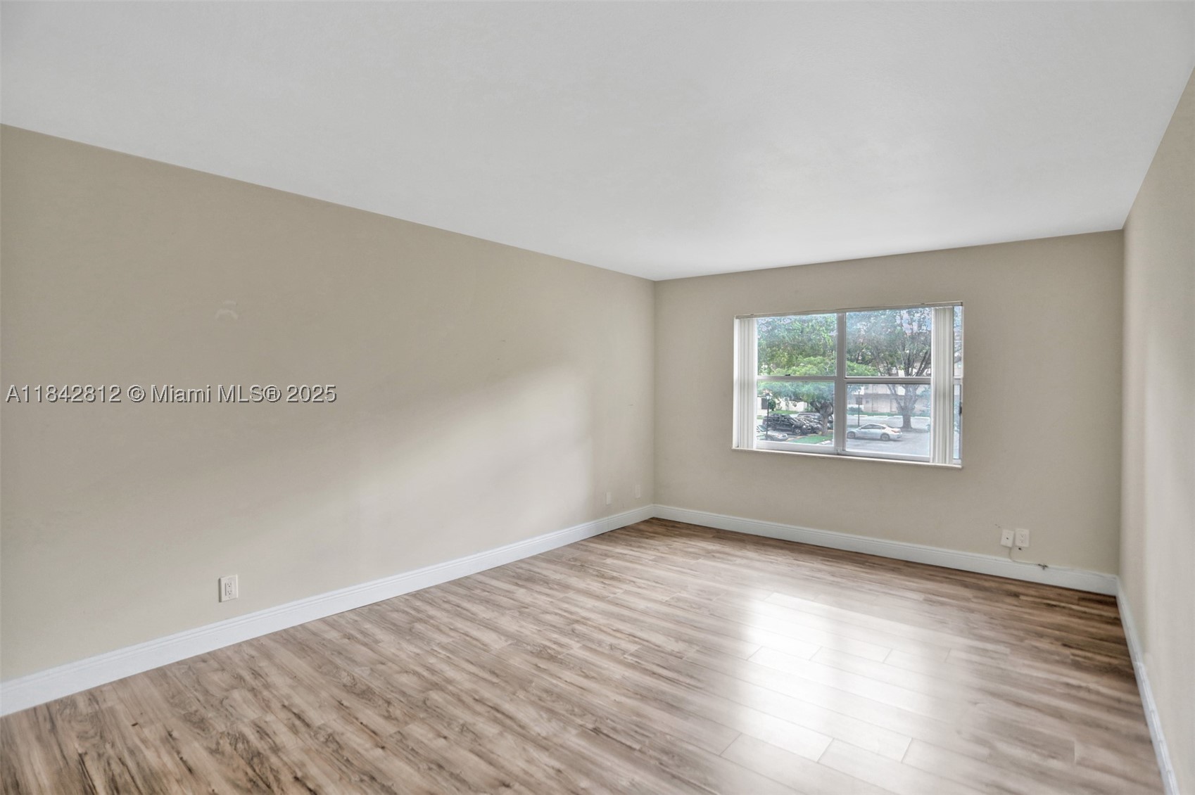 6361 N Falls Cir Dr 209 Property Photo 9