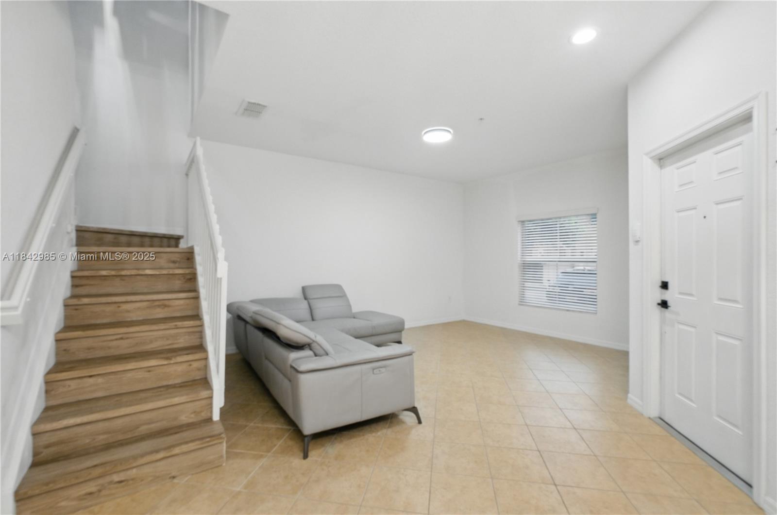 2851 W Prospect Rd 307 Property Photo 4