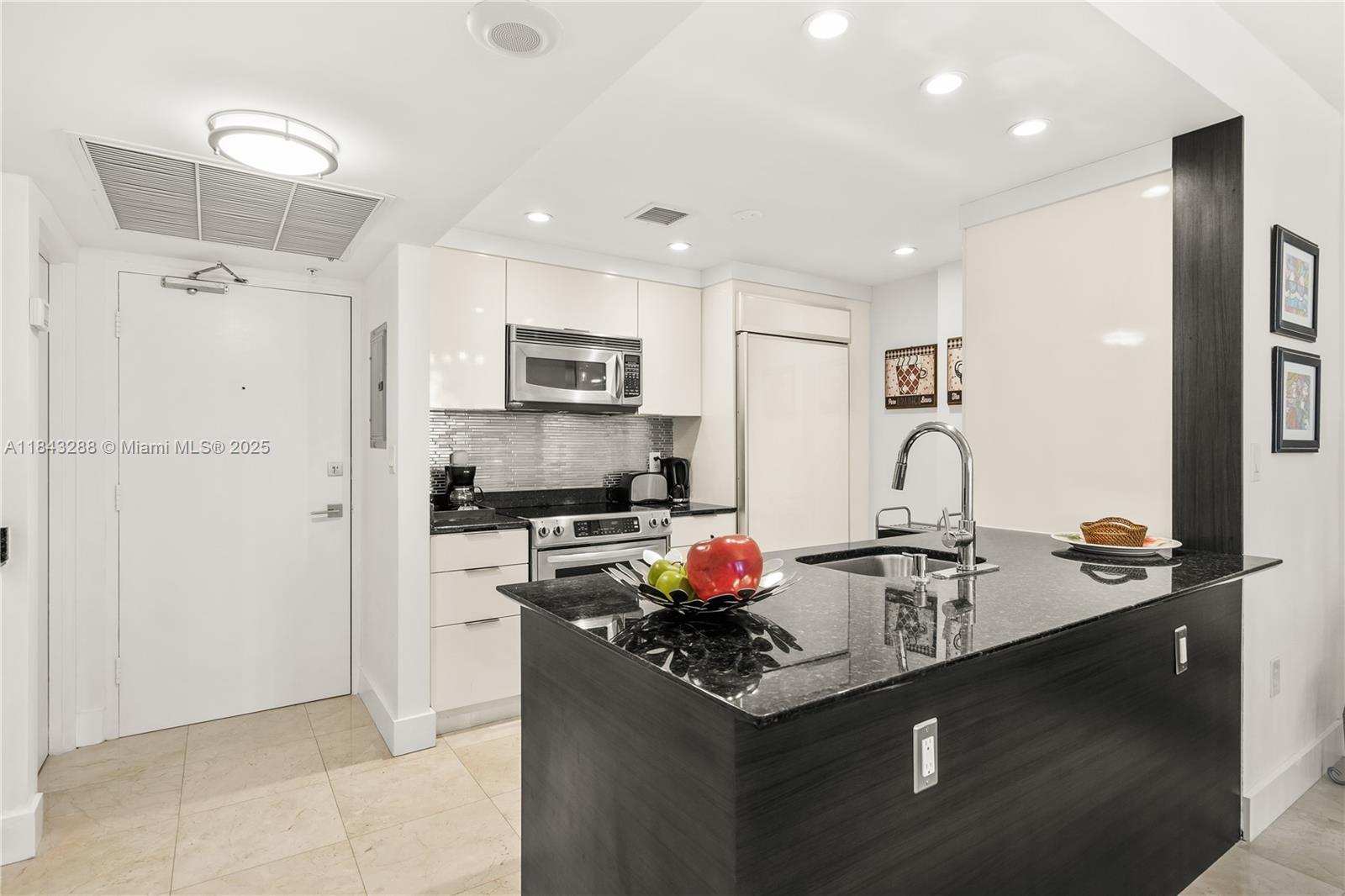 10275 Collins Av 611 Property Photo 9