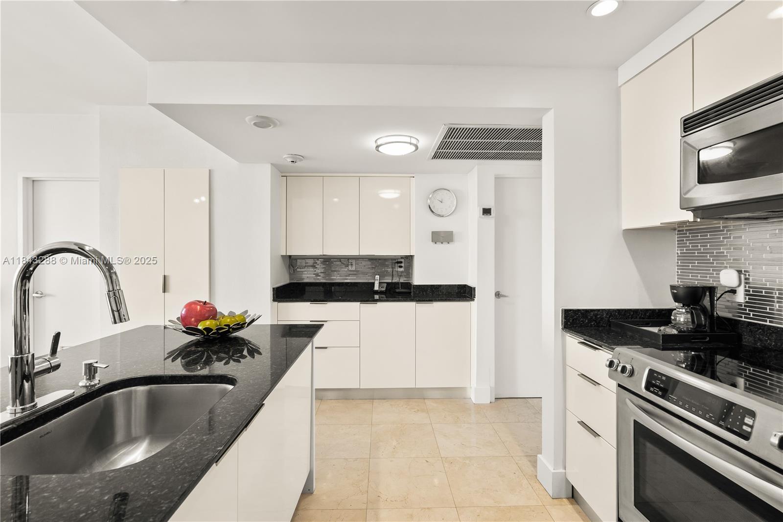 10275 Collins Av 611 Property Photo 11