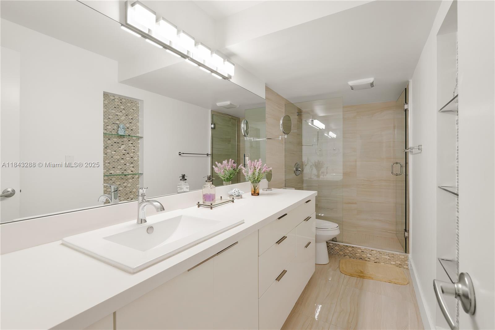 10275 Collins Av 611 Property Photo 18