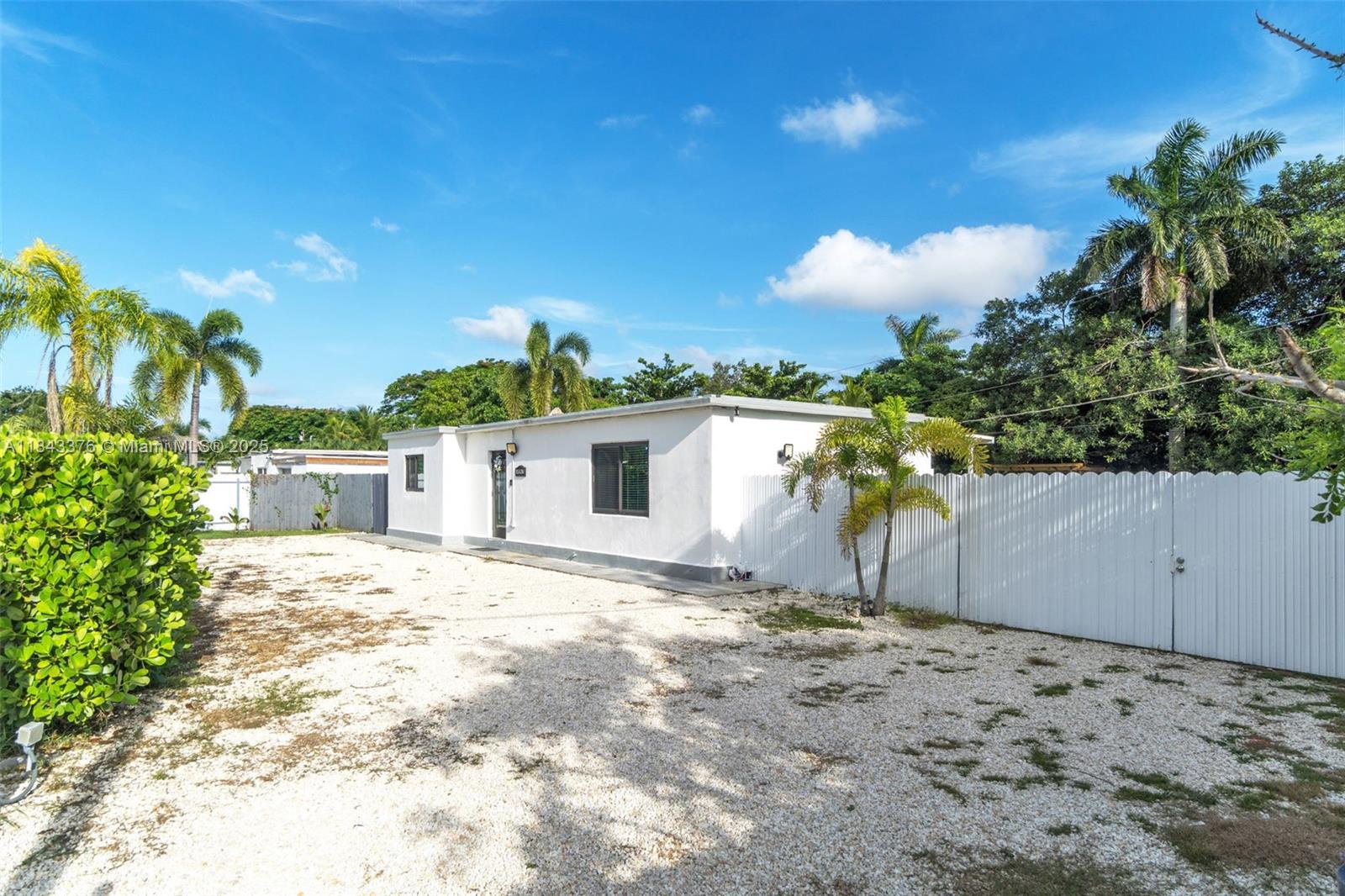 15530 Harrison Dr Property Photo 3