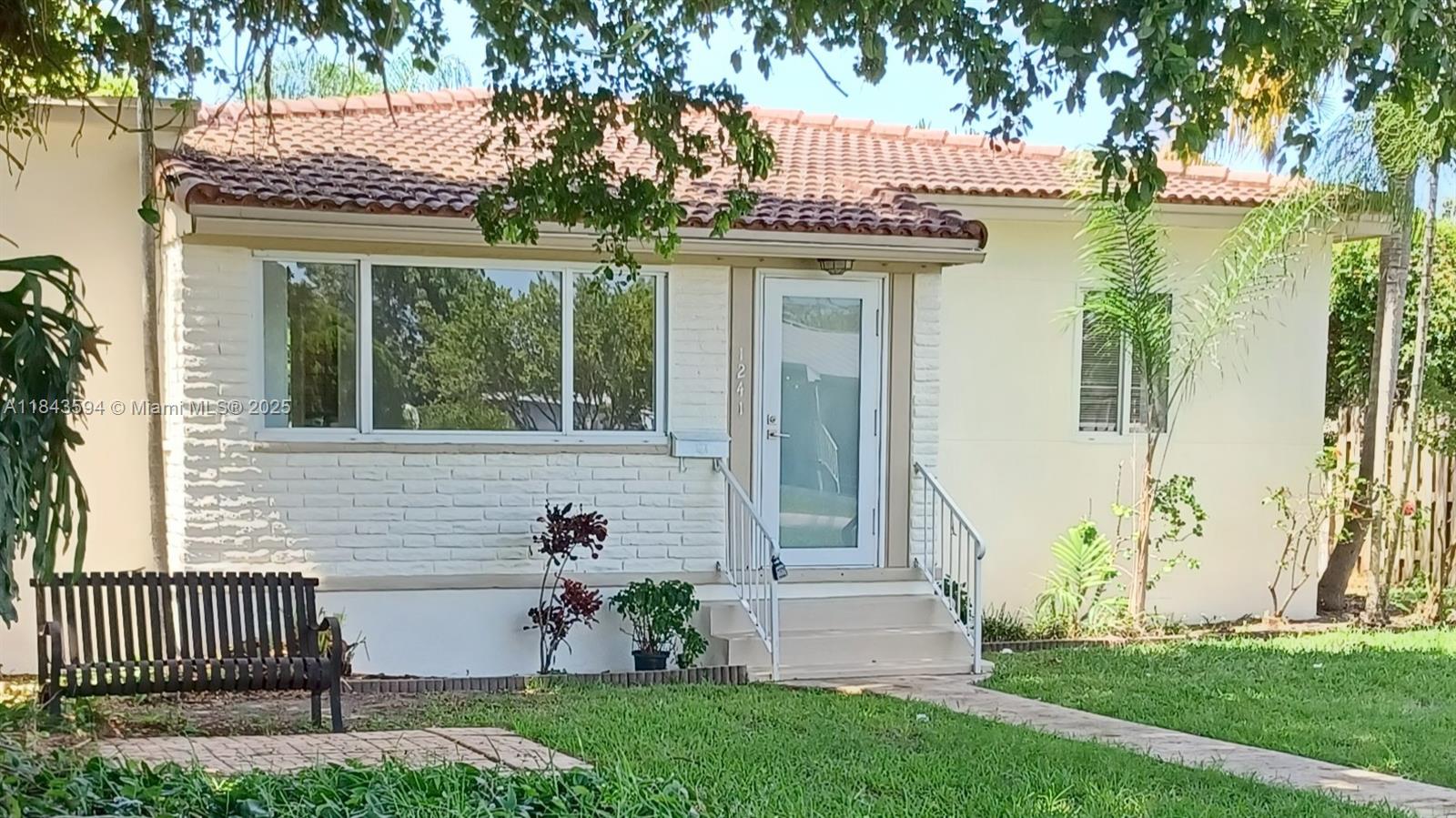 A11843594 Property Photo 1