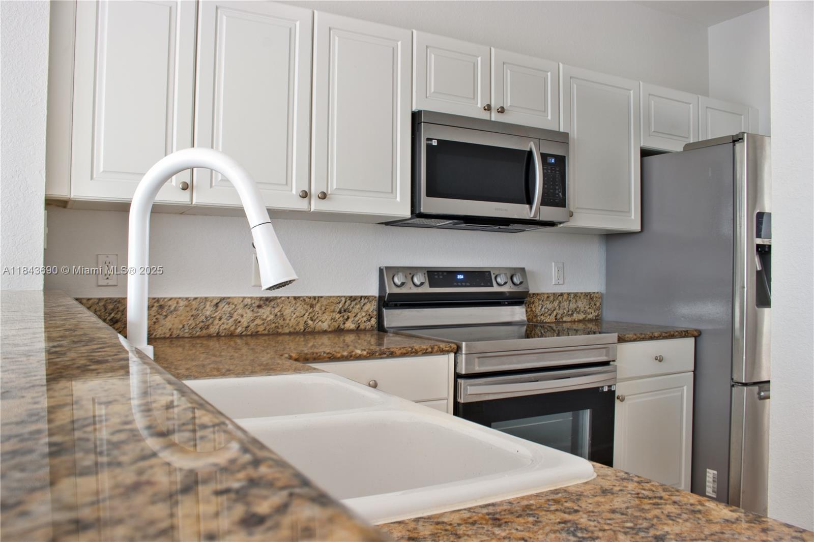 153 Se 28th Pl 3 Property Photo 8