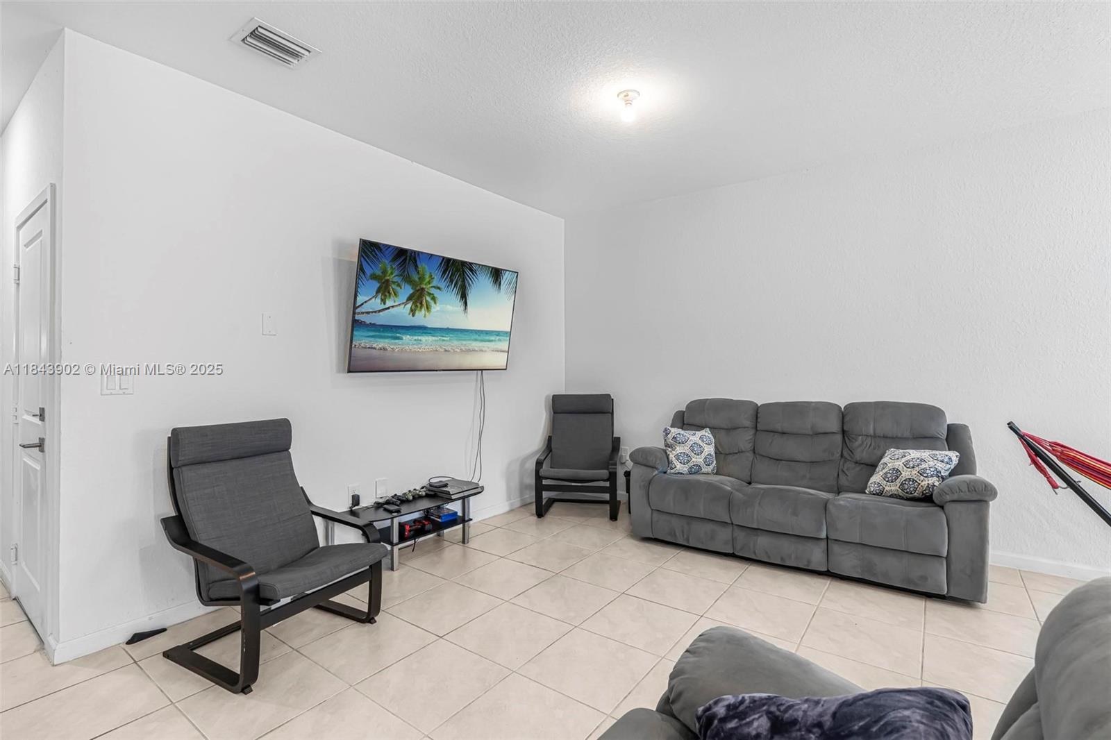1137 Sw 7th Ct Property Photo 5