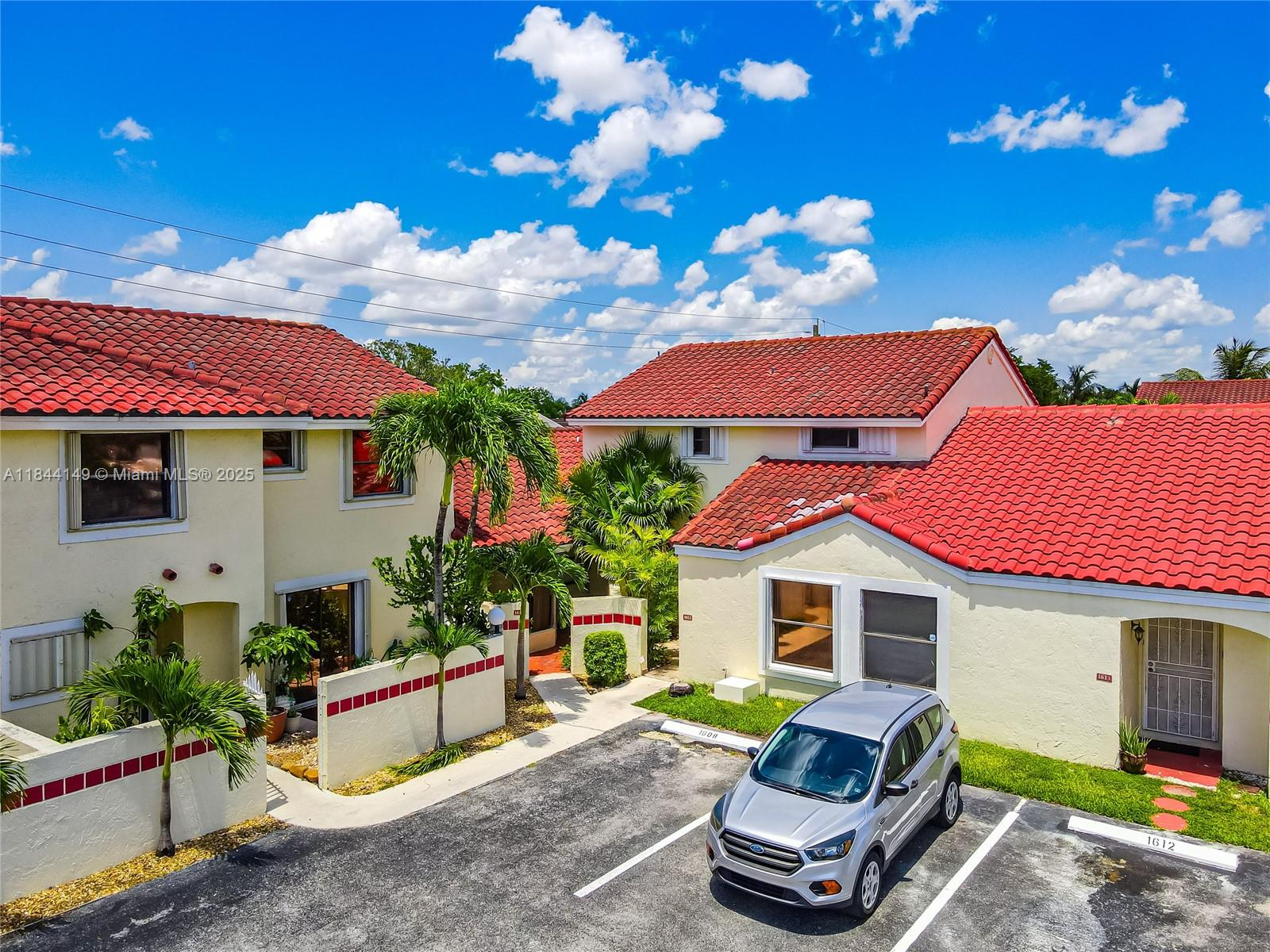 1612 San Remo Cir 1612 Property Photo 1