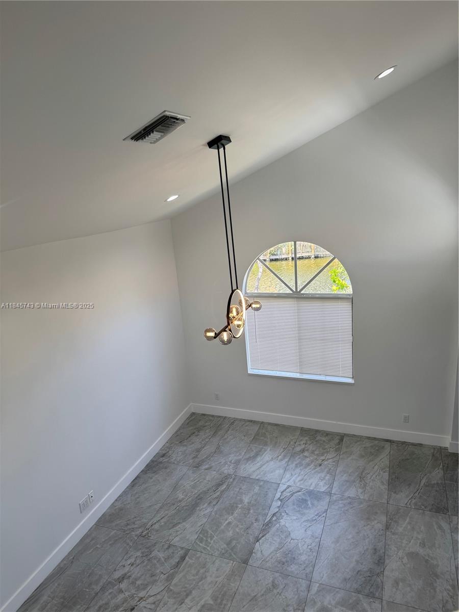 1090 Se 6th Ave Property Photo 7