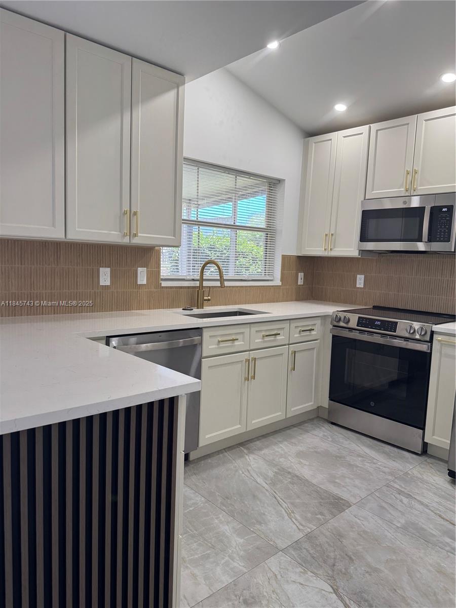 1090 Se 6th Ave Property Photo 9