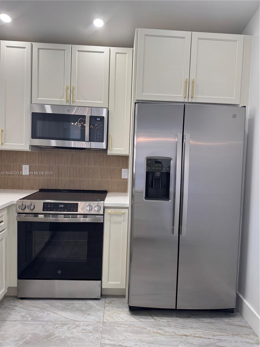 1090 Se 6th Ave Property Photo 10