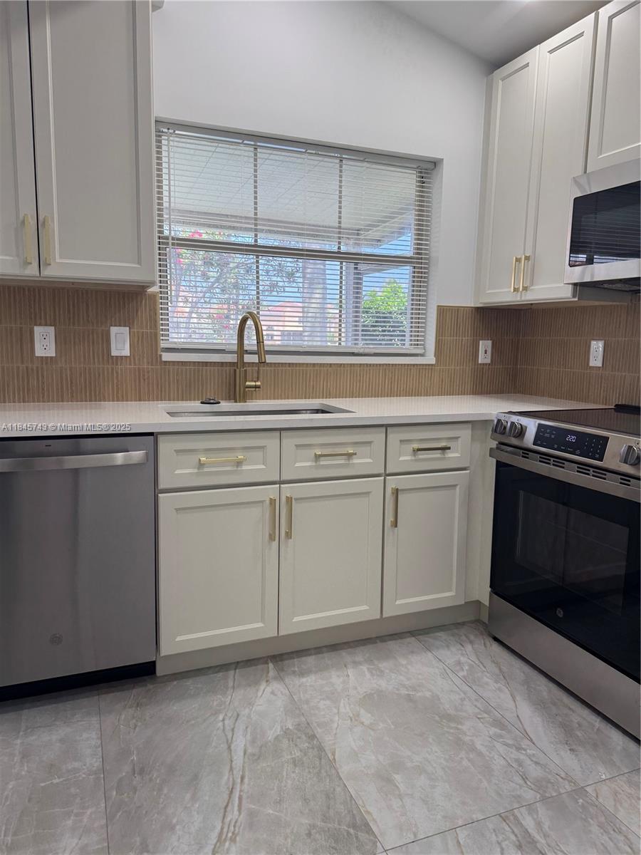 1090 Se 6th Ave Property Photo 11