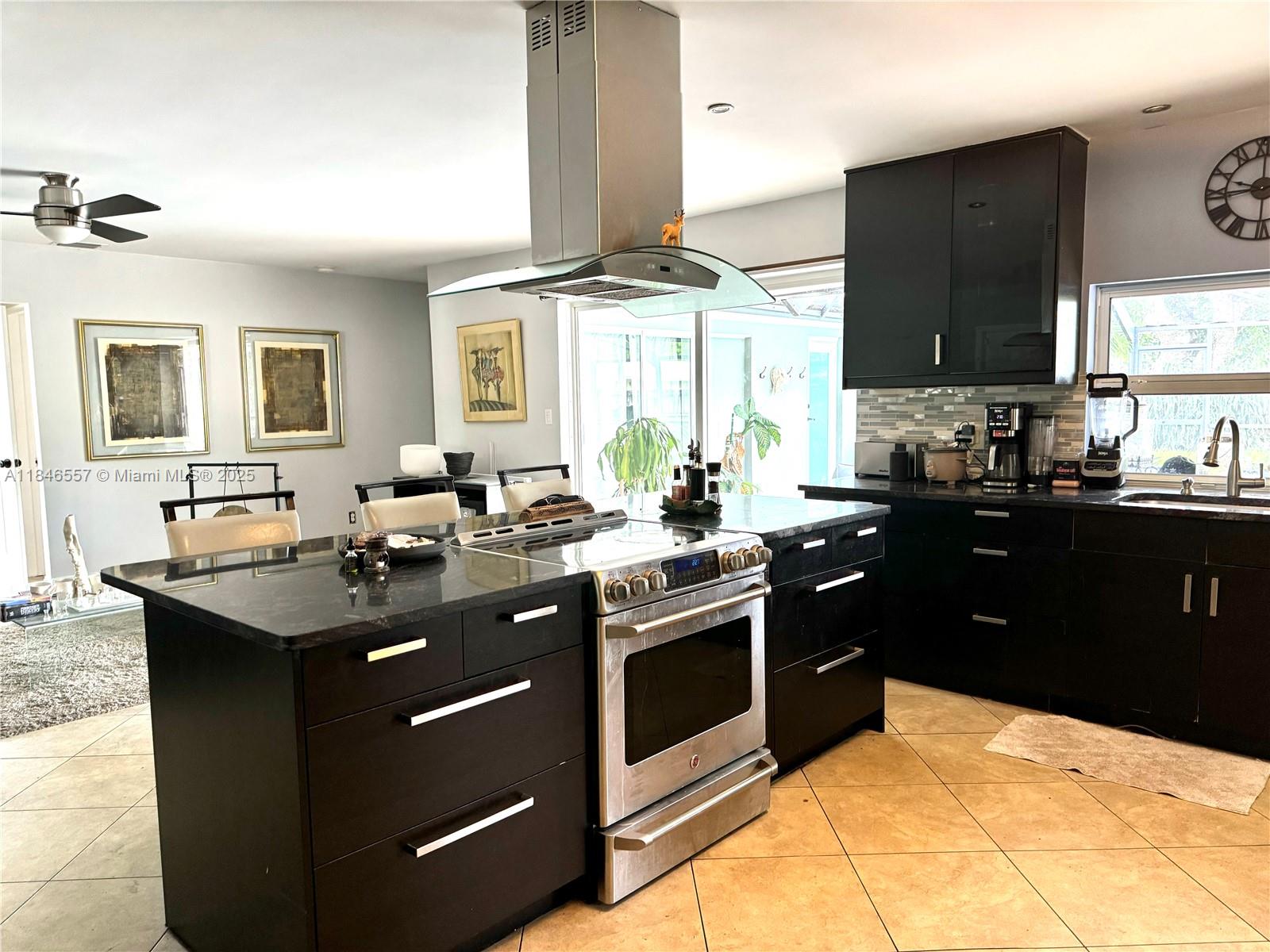 4116 Taft St Property Photo 2