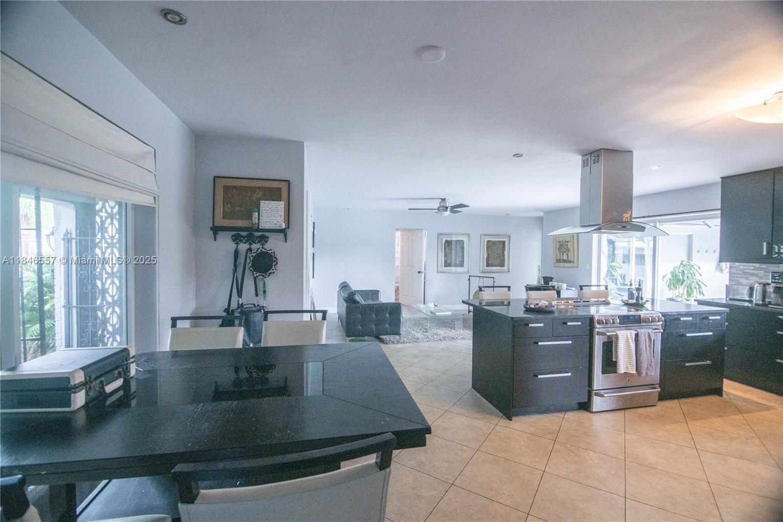 4116 Taft St Property Photo 4