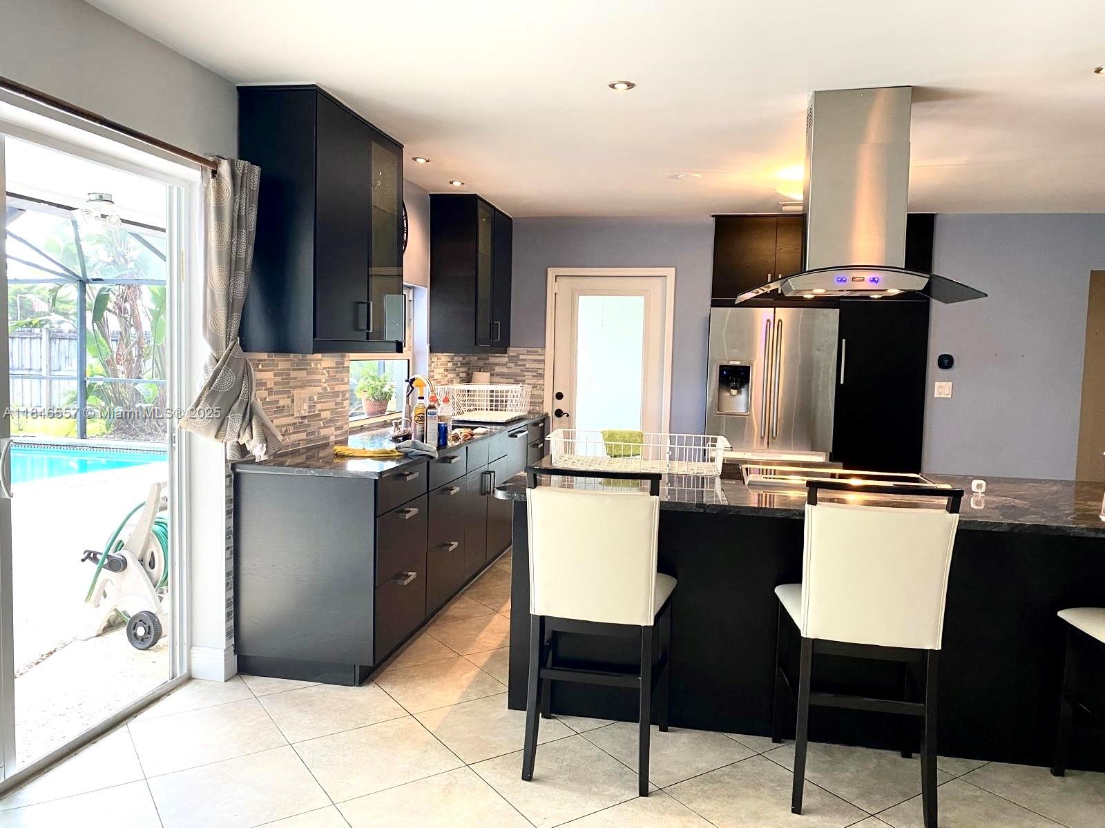 4116 Taft St Property Photo 6