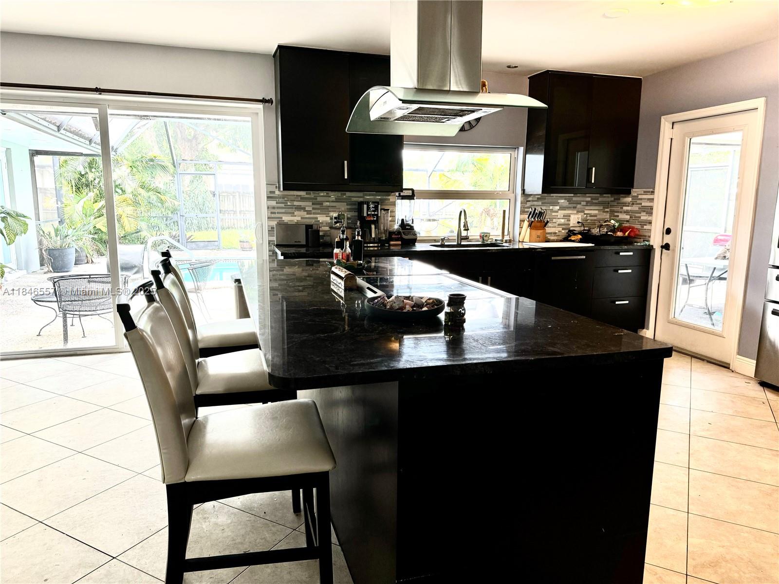 4116 Taft St Property Photo 7