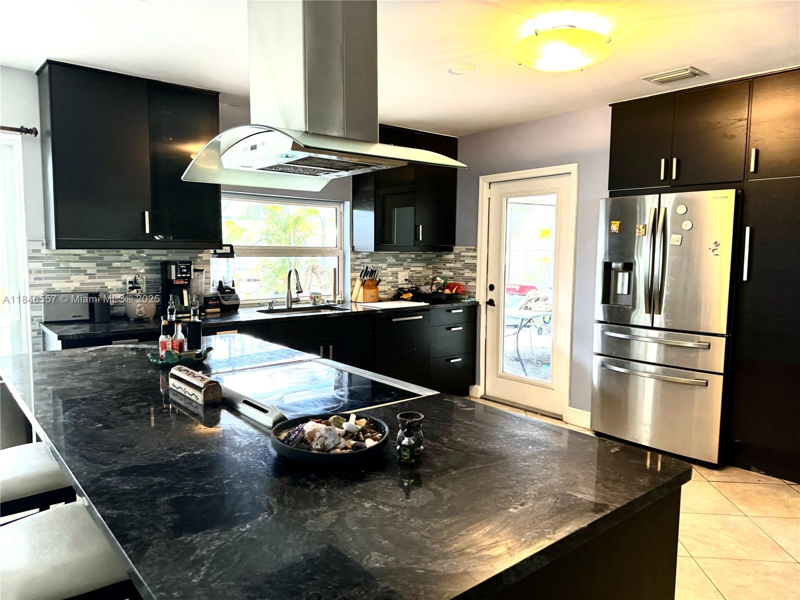 4116 Taft St Property Photo 8