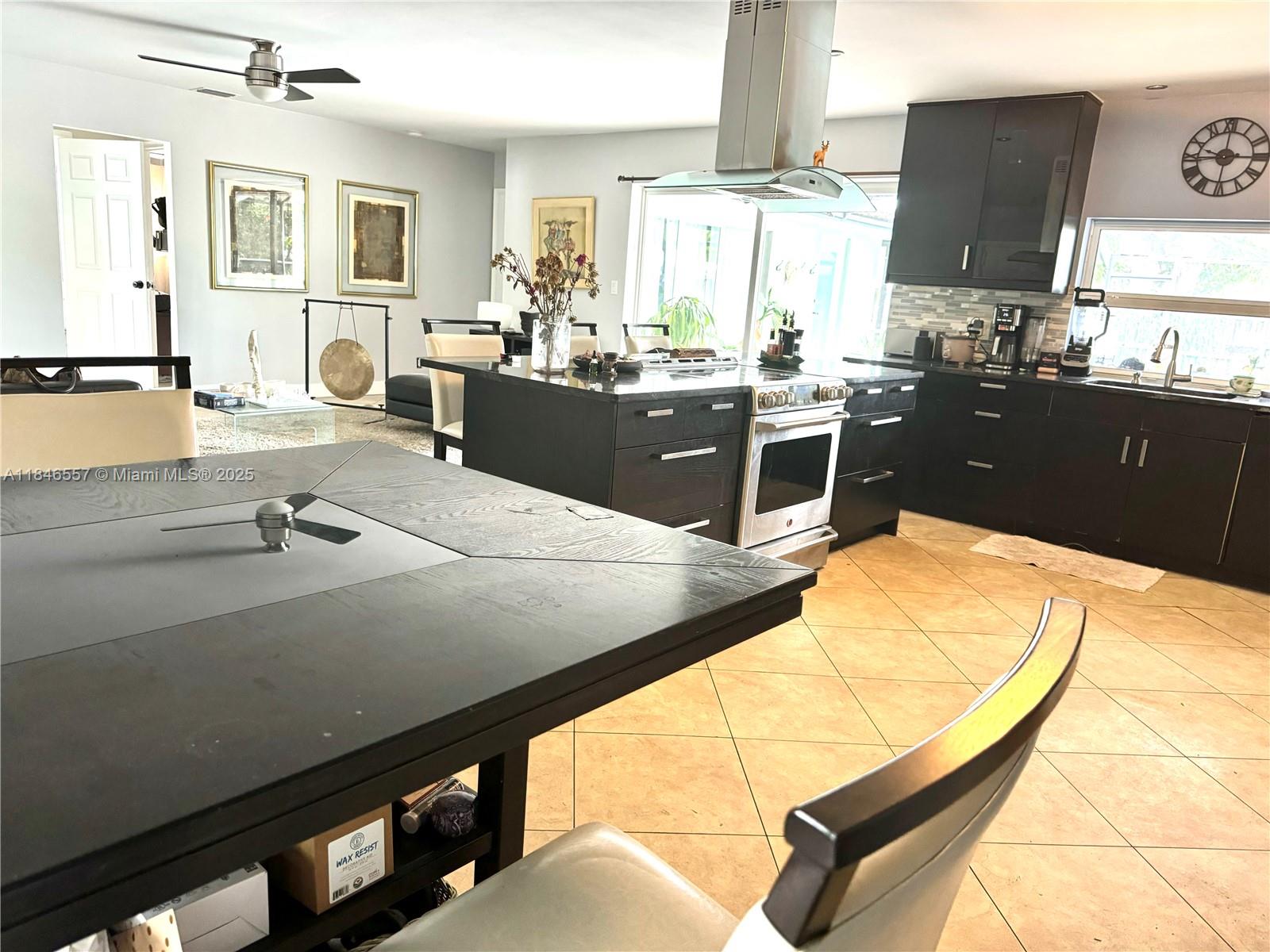 4116 Taft St Property Photo 11