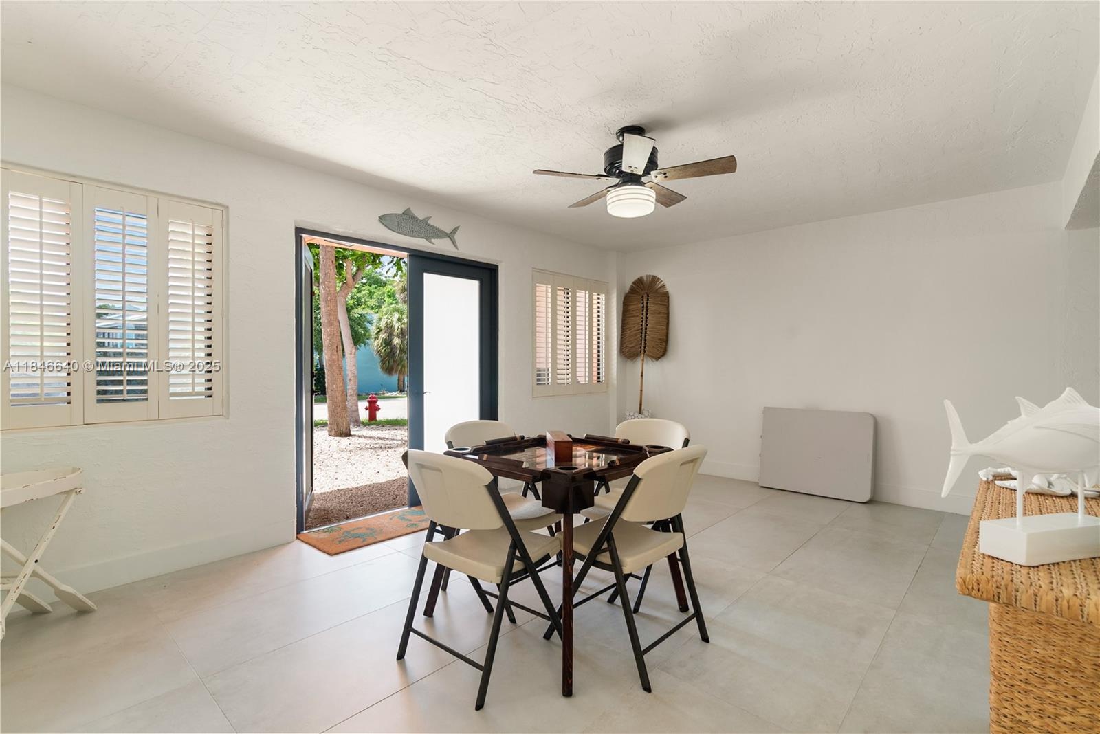 9812 Windward Ave Property Photo 4
