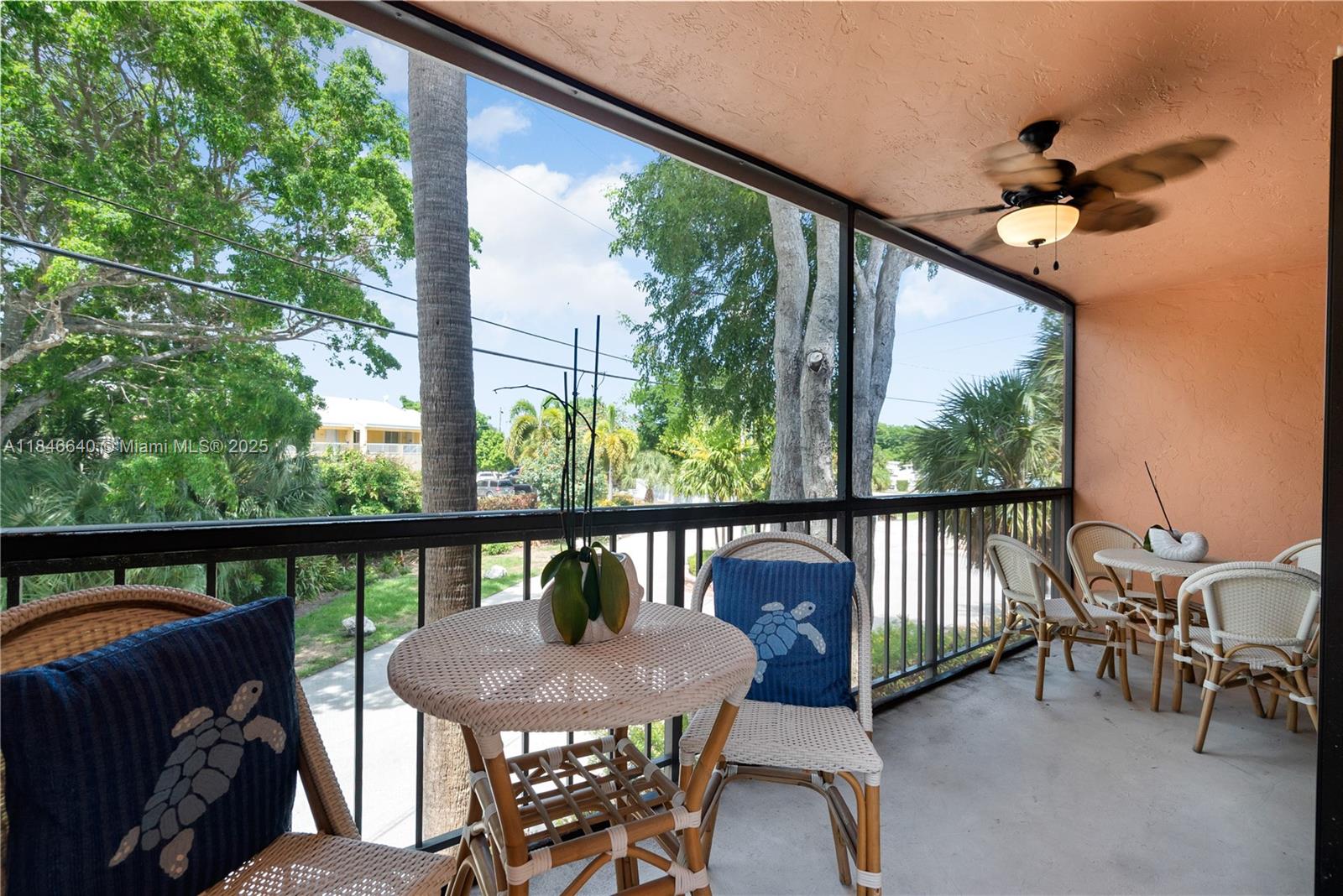 9812 Windward Ave Property Photo 14