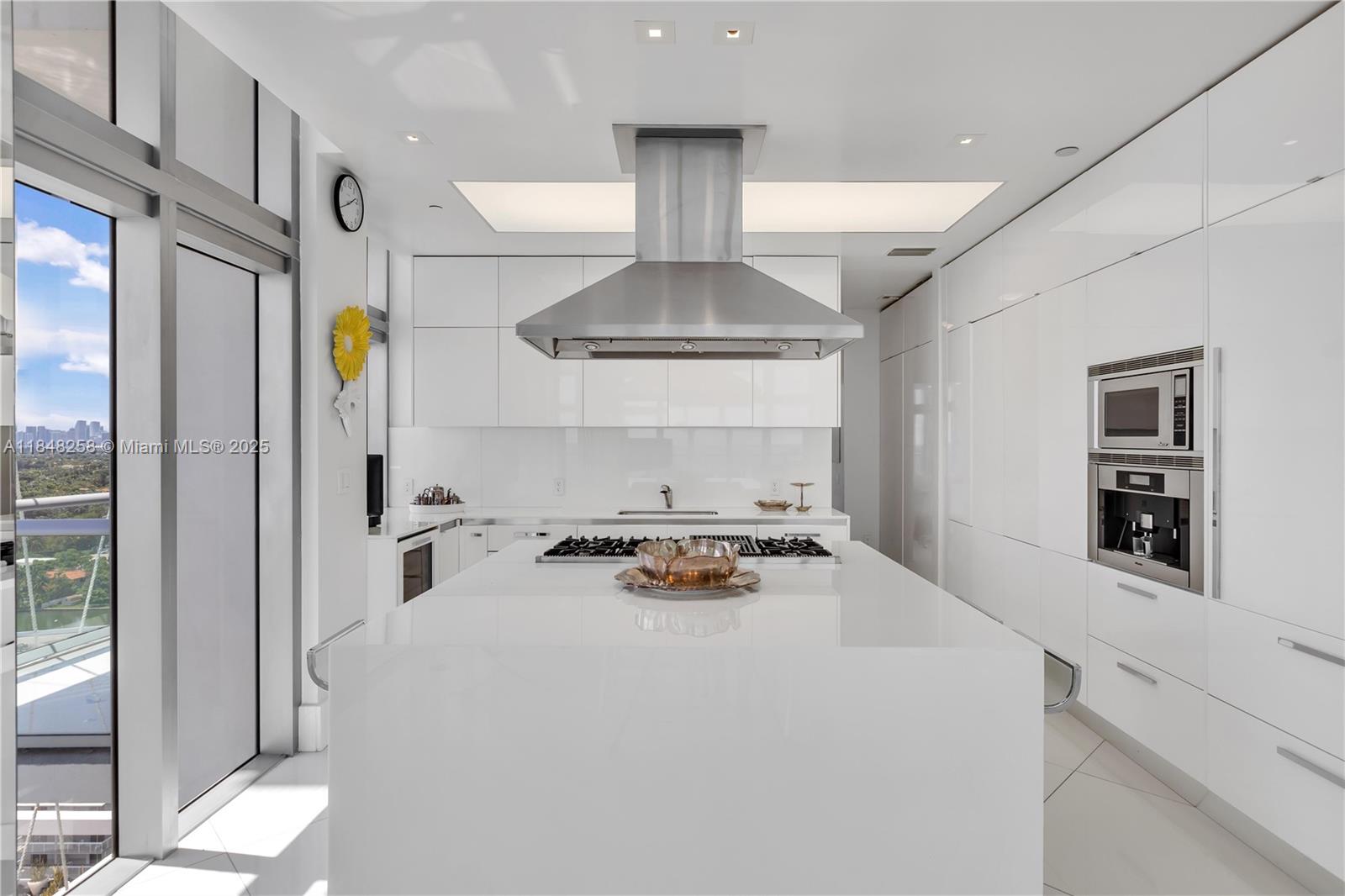 3737 Collins Ave Ph-1 Property Photo 7