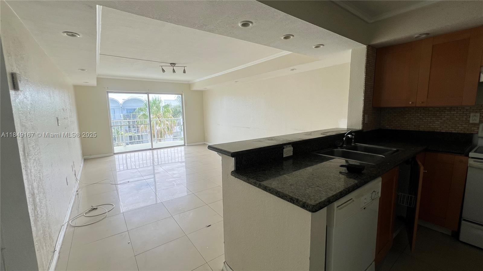 486 Nw 165th St Rd B-606 Property Photo 3