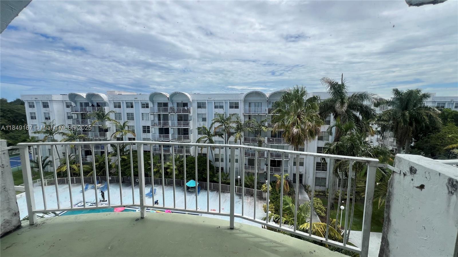 486 Nw 165th St Rd B-606 Property Photo 6