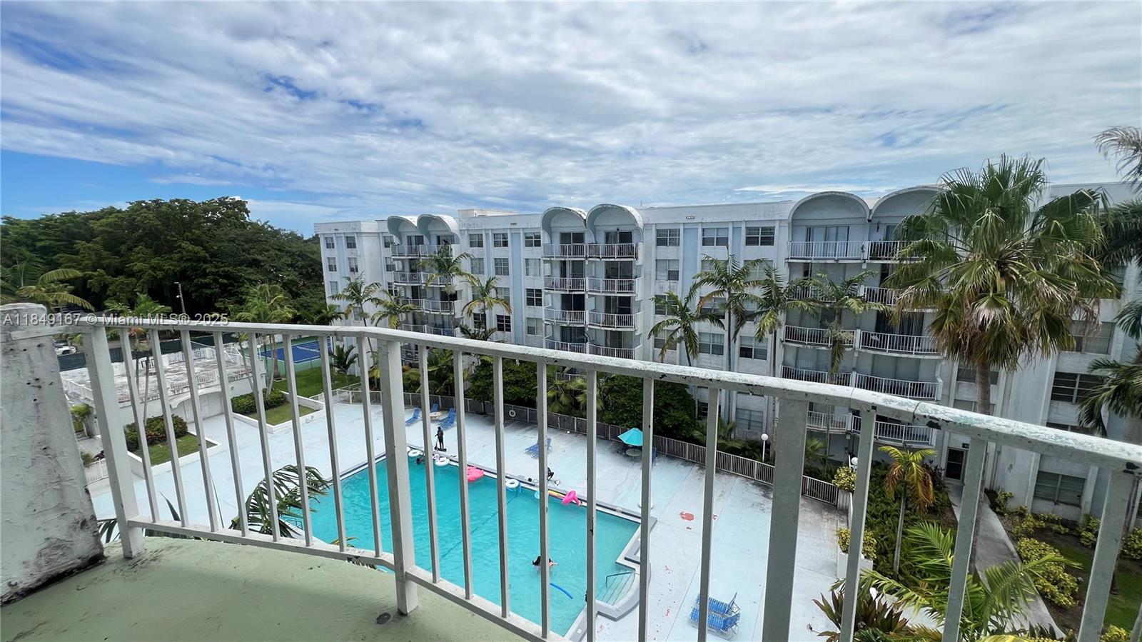 486 Nw 165th St Rd B-606 Property Photo 7