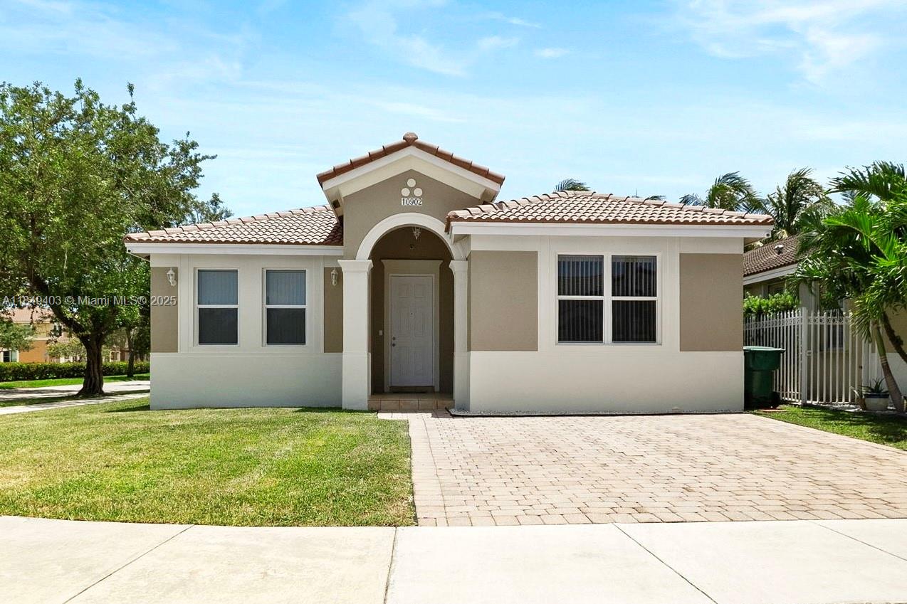 A11849403 Property Photo 1