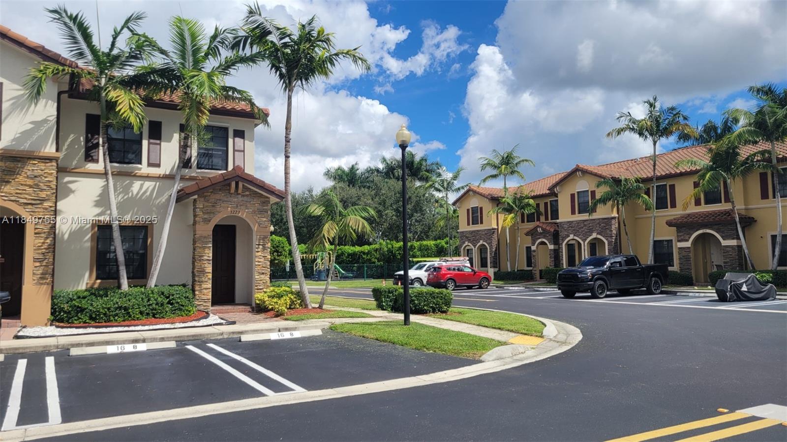 3223 SE 4th Ct Property Photo 1