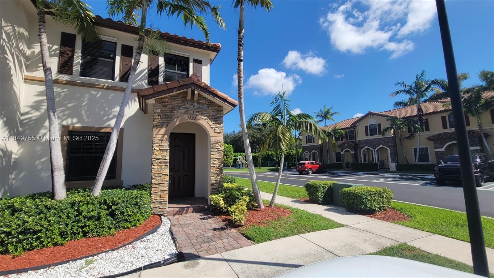 3223 Se 4th Ct Property Photo 3