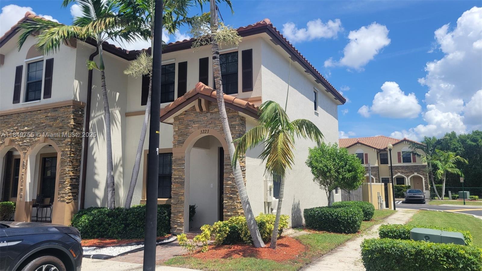 3223 Se 4th Ct Property Photo 4