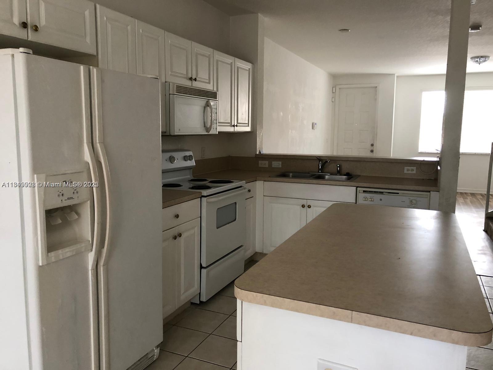 1911 Hibiscus Ln Property Photo 3